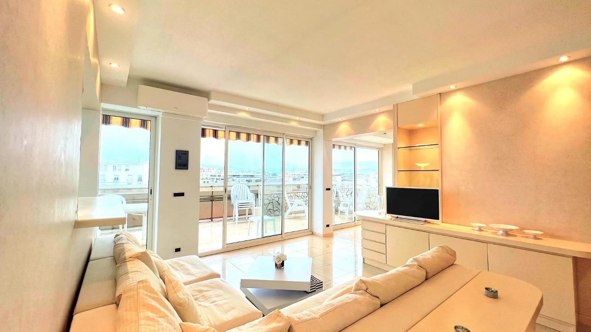 Colony Apartment With Parking, By Welcome To Cannes kontakter